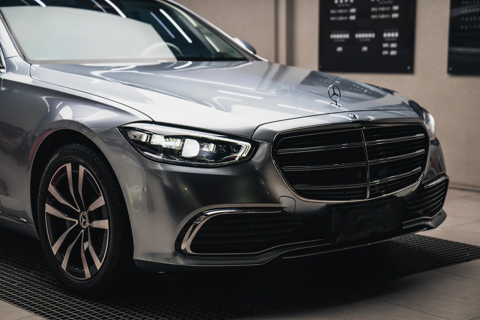 Mallcas™ Glossy Metallic Dolomite Vinyl Wrap (PET Liner)