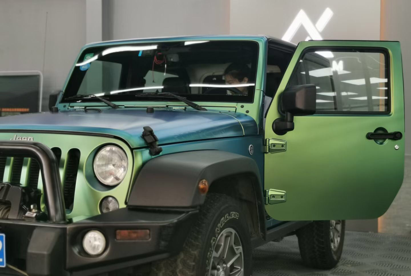 Mallcas™ Matte Chameleon Spring Green Vinyl Wrap (PET Liner)