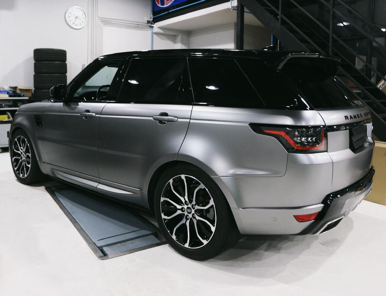 Mallcas™ Matte Dark Silver Vinyl Wrap (PET Liner)