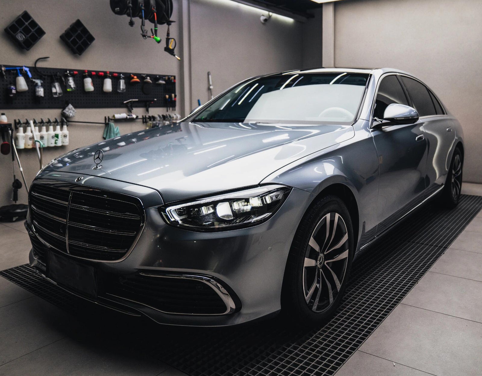 Mallcas™ Glossy Metallic Dolomite Vinyl Wrap (PET Liner)