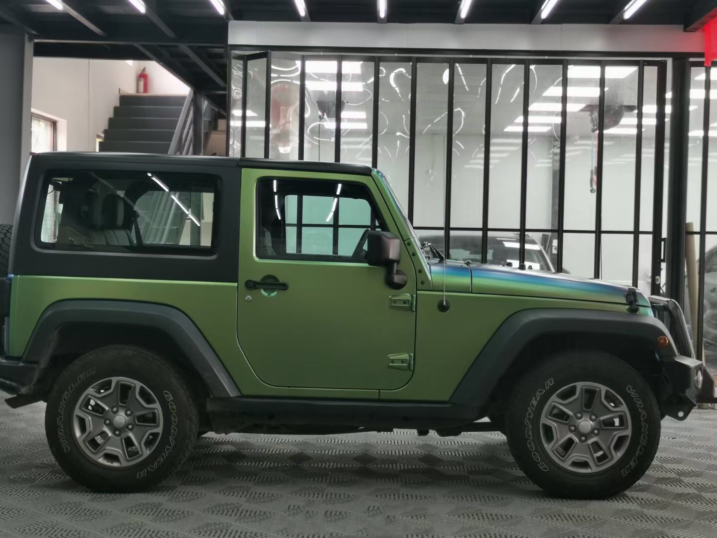 Mallcas™ Matte Chameleon Spring Green Vinyl Wrap (PET Liner)