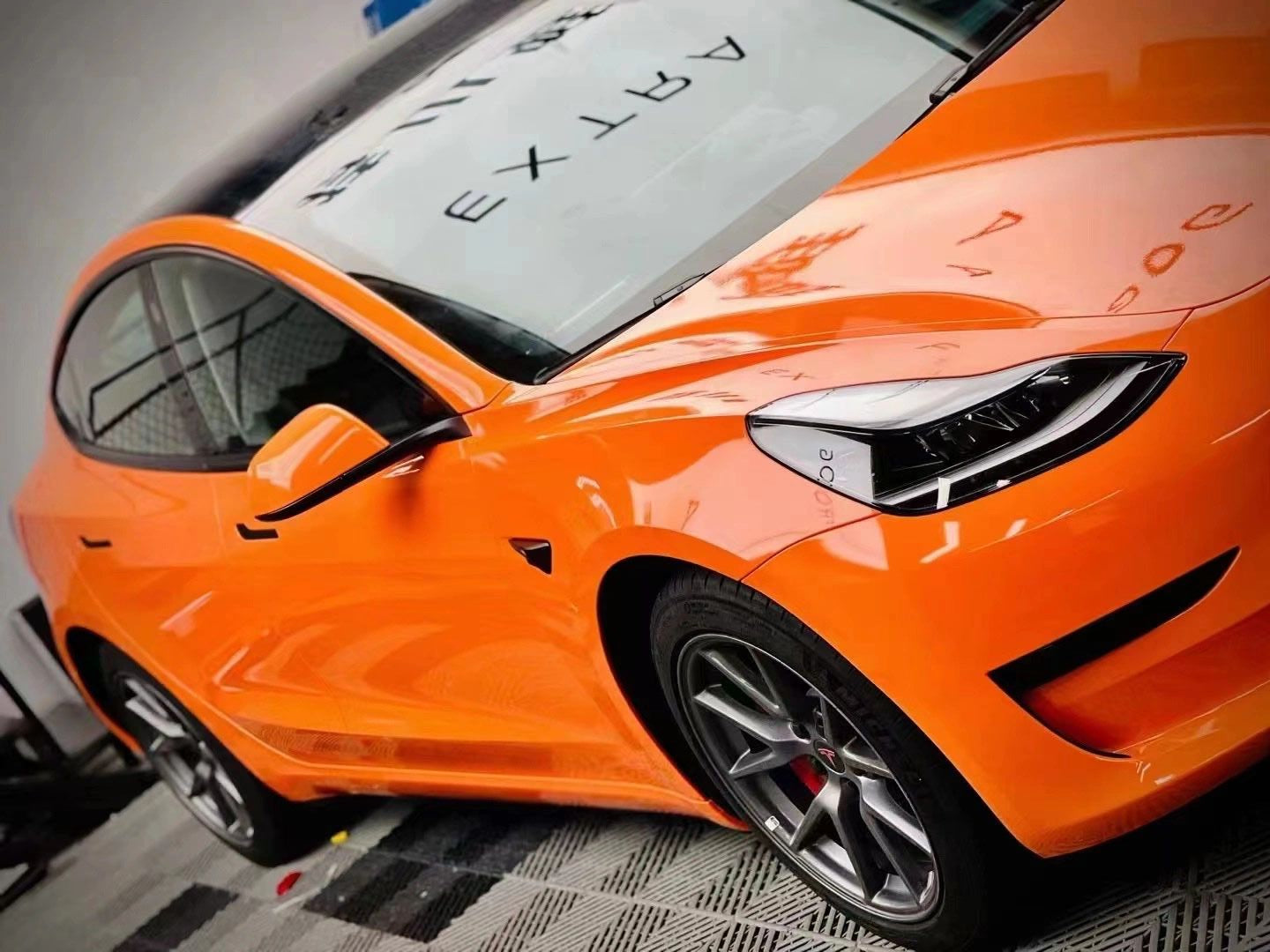 Mallcas™ Glossy Orange Vinyl Wrap (PET Liner)