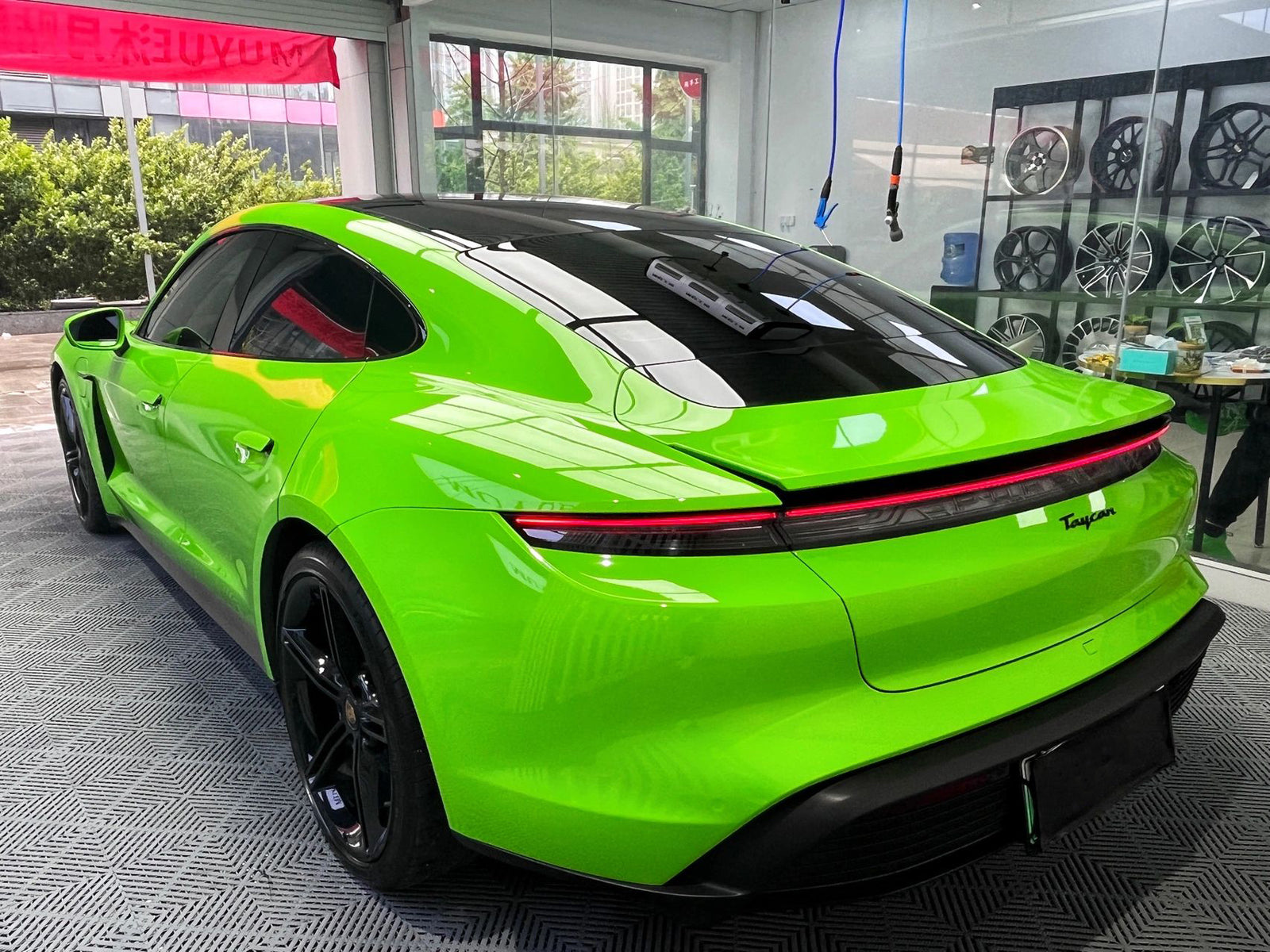 Mallcas™ Glossy Viper Green Vinyl Wrap (PET Liner)