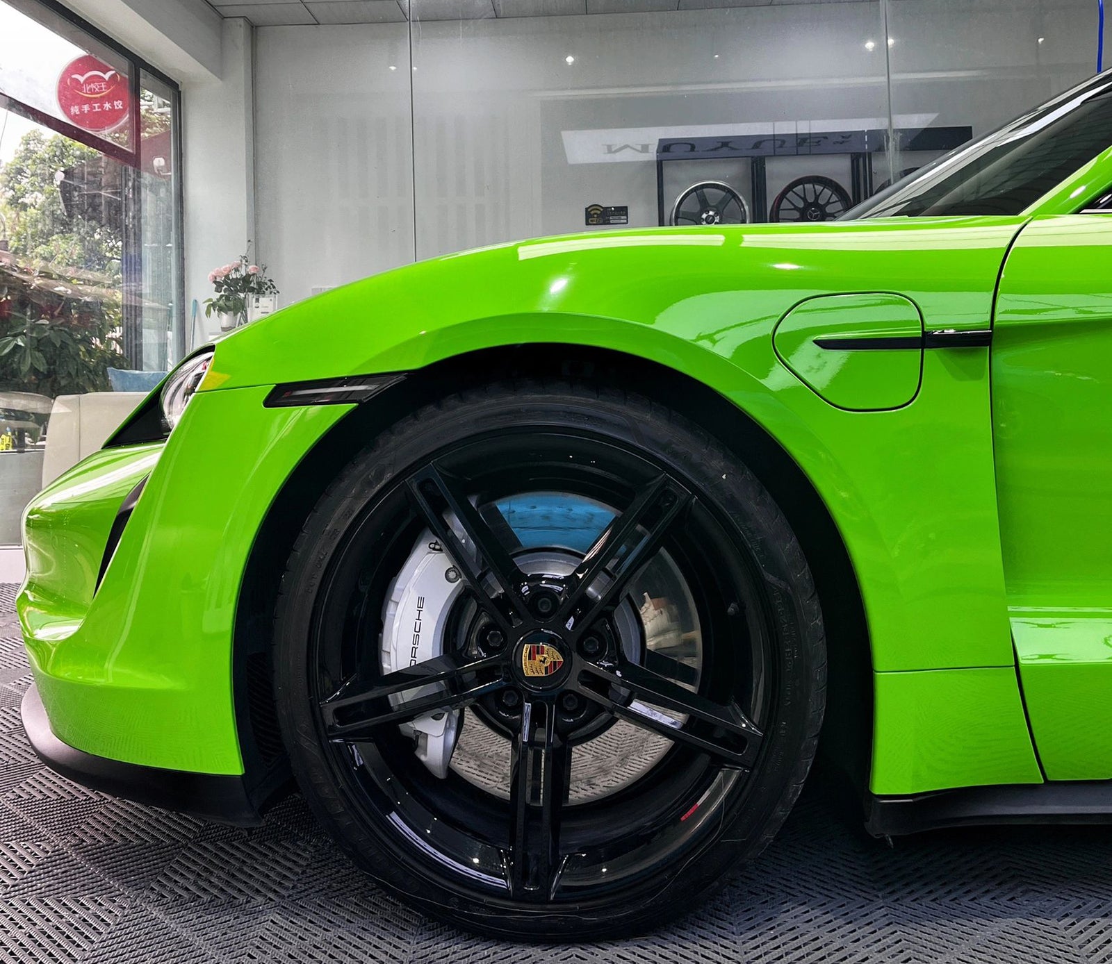 Mallcas™ Glossy Viper Green Vinyl Wrap (PET Liner)