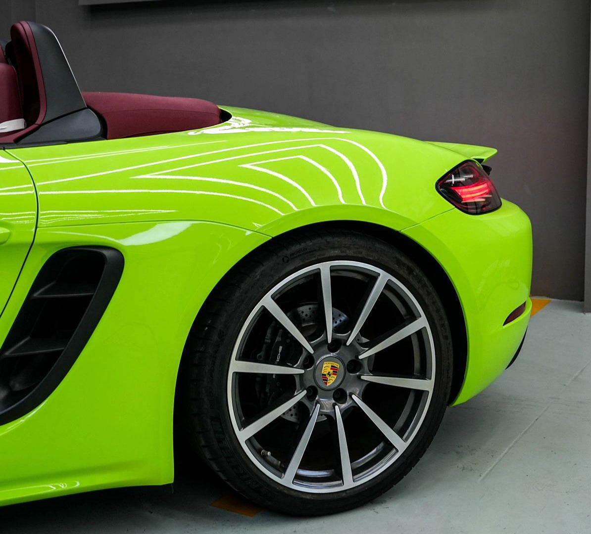 Mallcas™ Glossy Apple Green Vinyl Wrap (PET Liner)