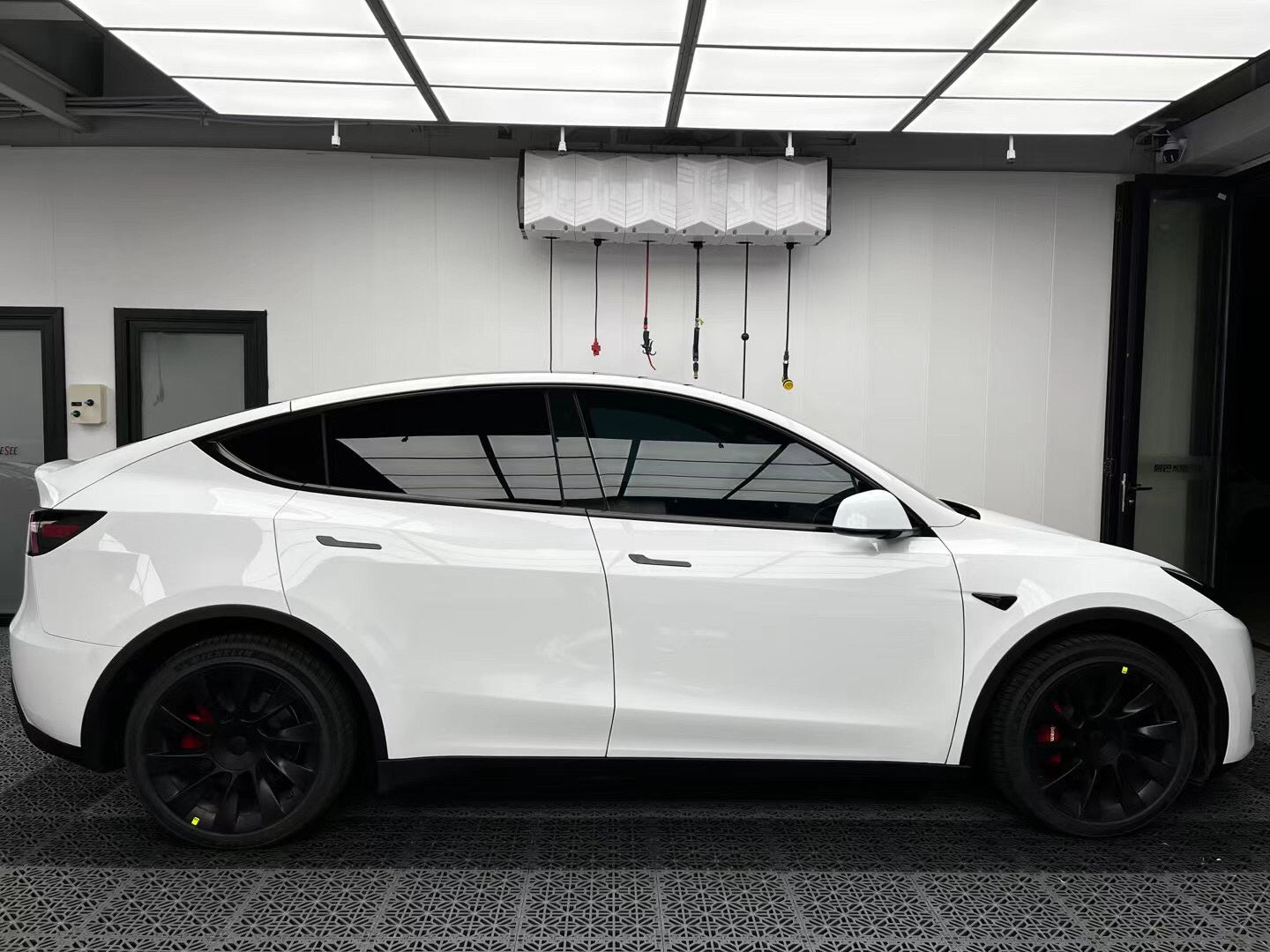 Mallcas™ Glossy Piano White Vinyl Wrap (PET Liner)