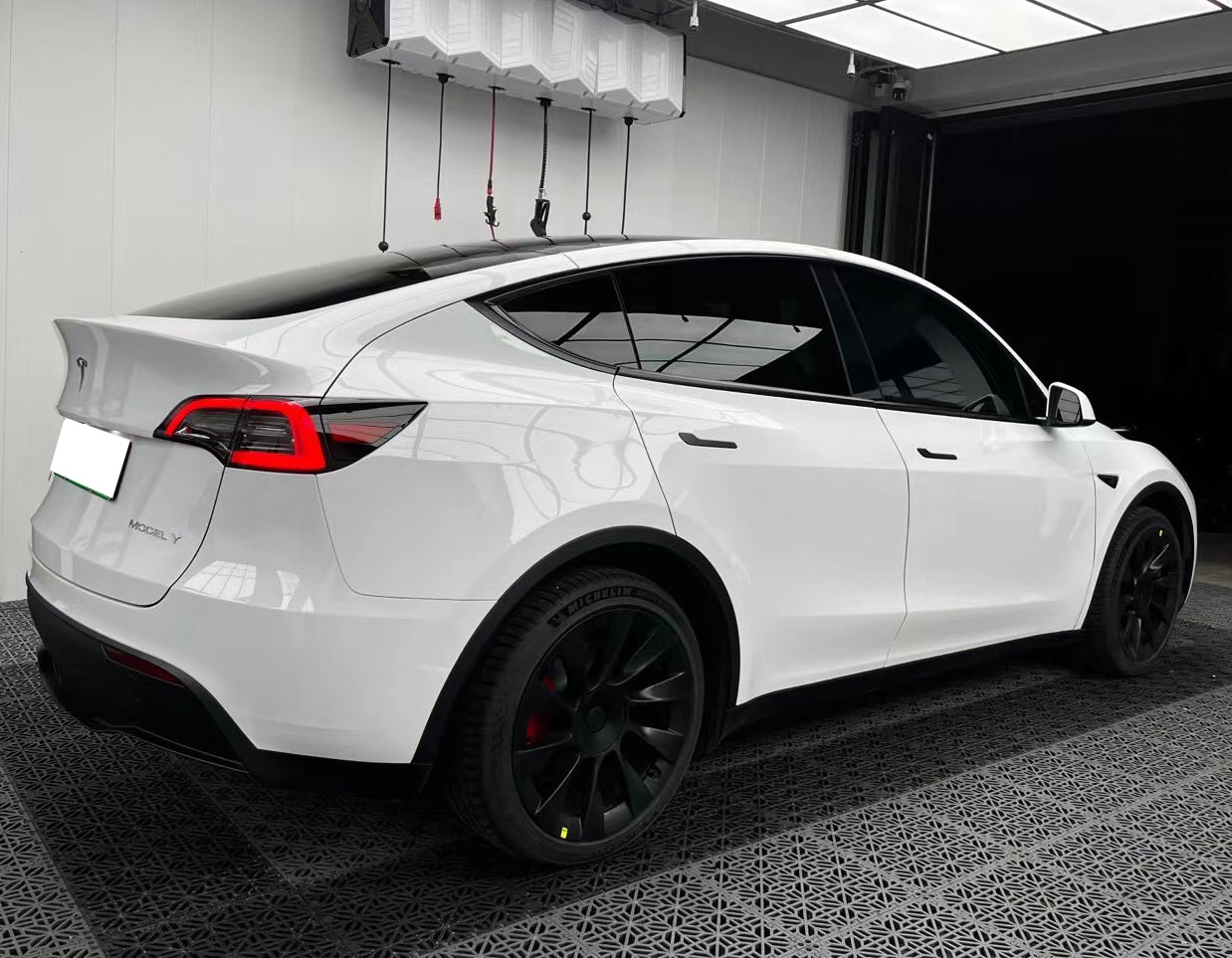Mallcas™ Glossy Piano White Vinyl Wrap (PET Liner)