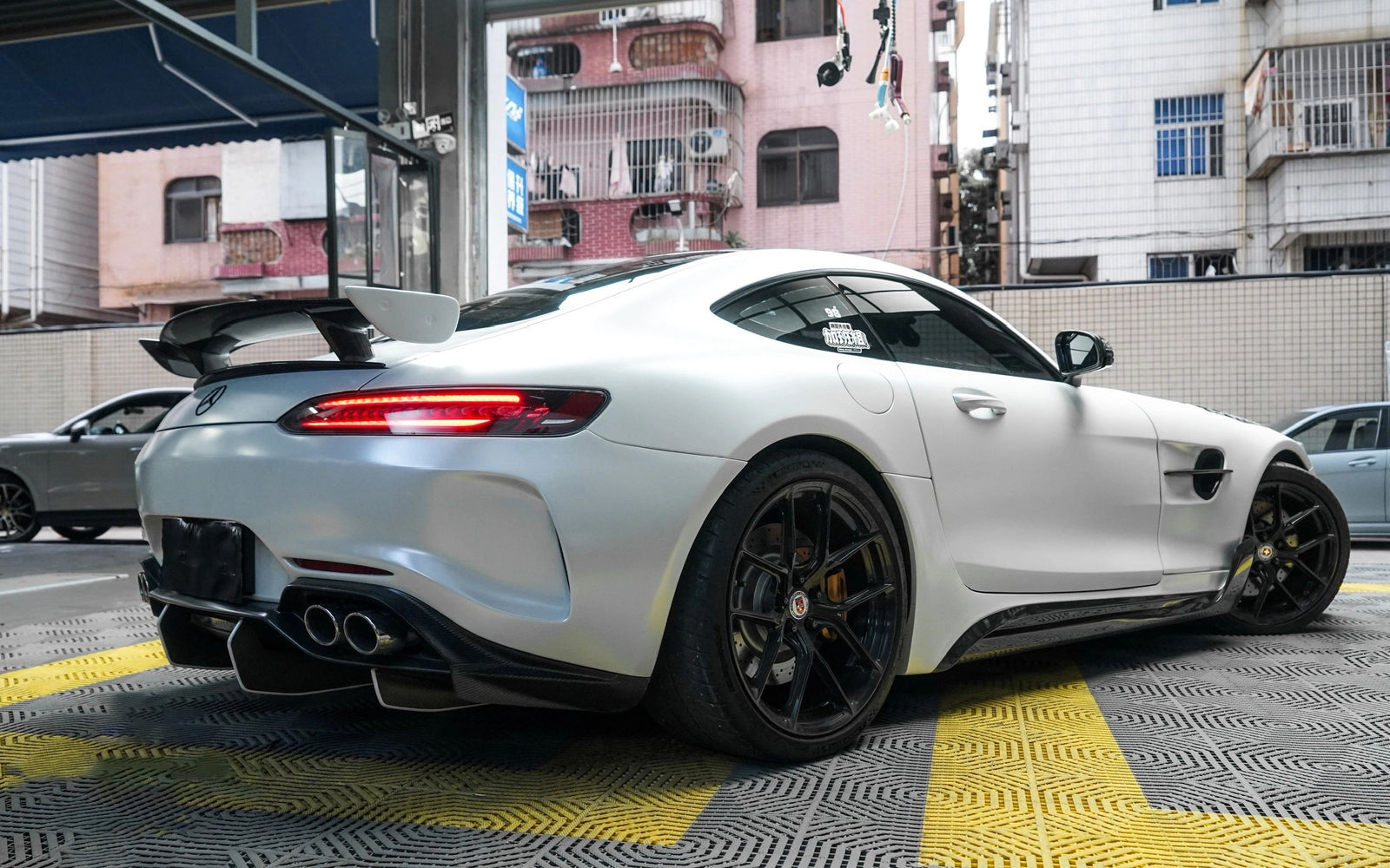Mallcas™ Satin Pearl White Vinyl Wrap (PET Liner)