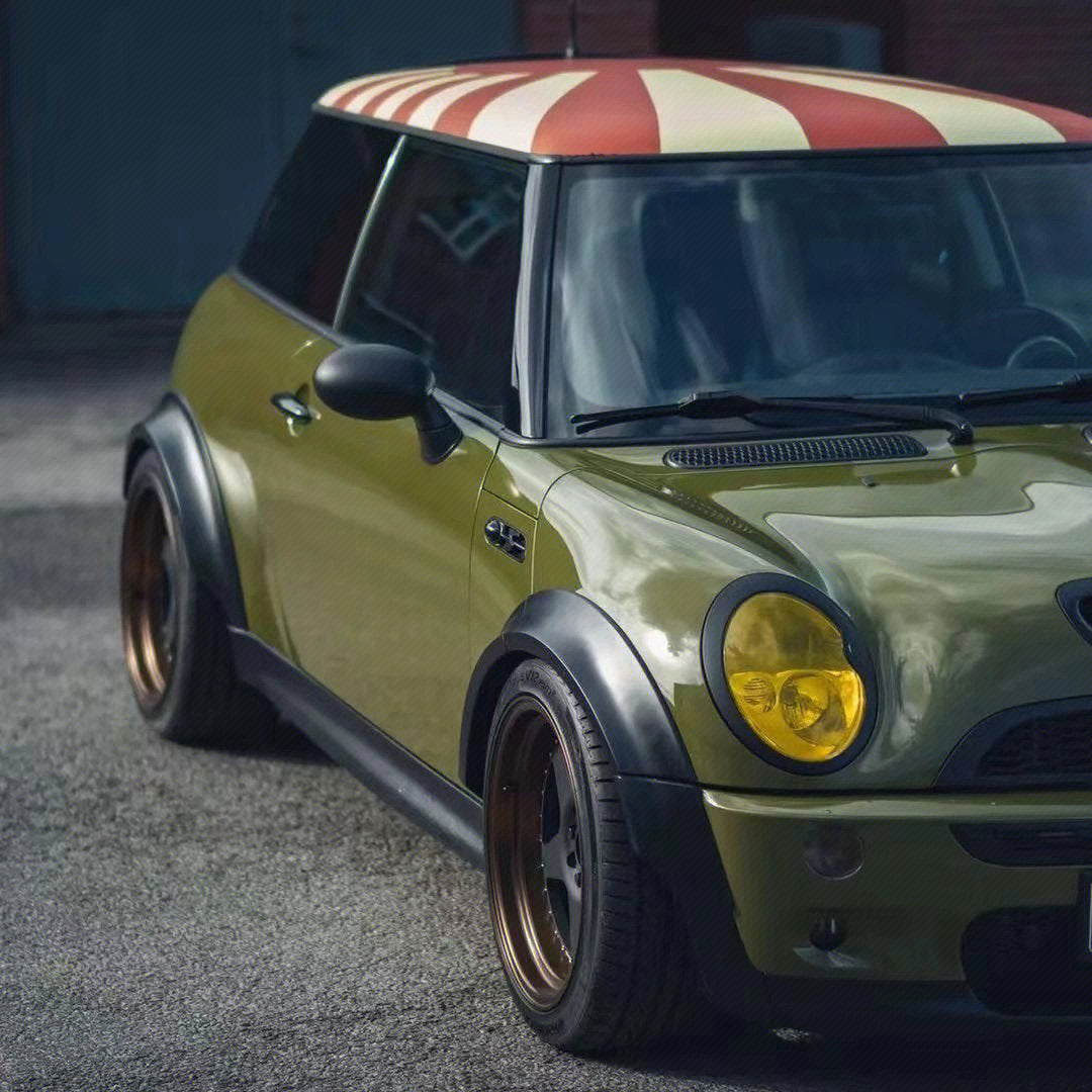 Mallcas™ Glossy Reseda Green Vinyl Wrap (PET Liner)