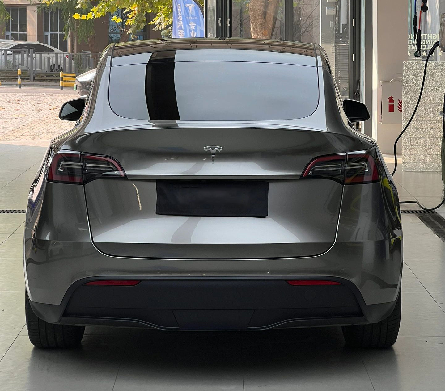 Mallcas™ Glossy Liquid Metallic Silver Vinyl Wrap (PET Liner)