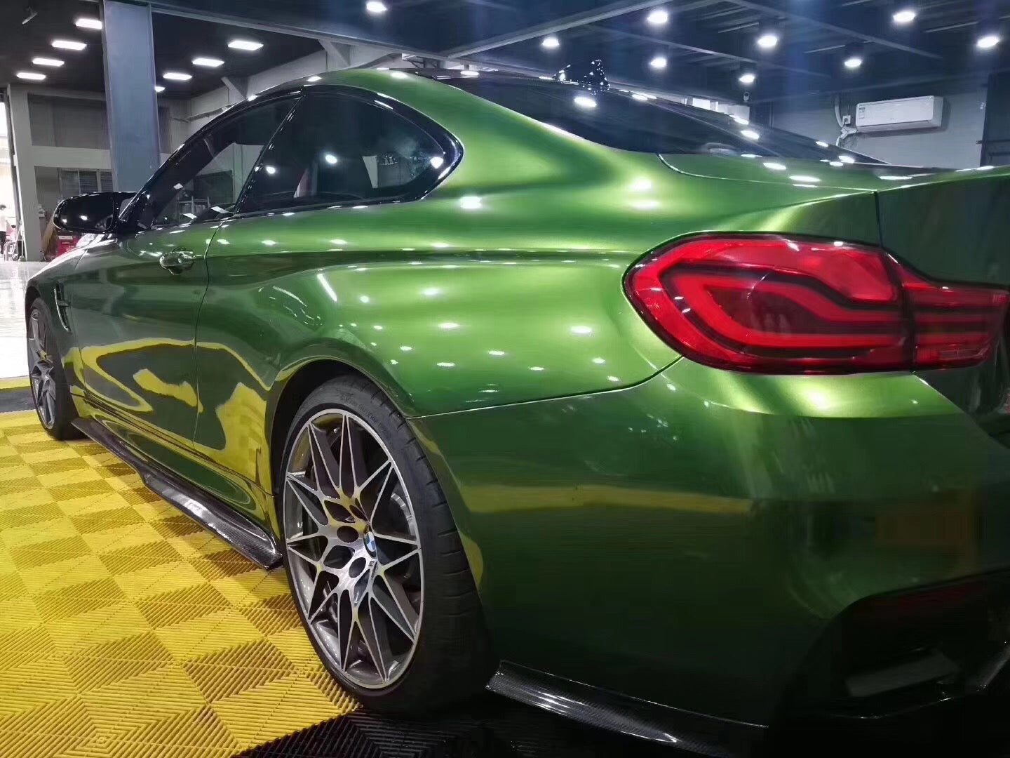 Mallcas™ Glossy Metallic Mamba Green Vinyl Wrap