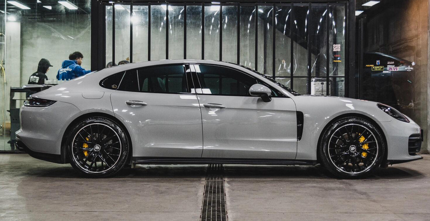 Mallcas™ Glossy Chalk Grey Vinyl Wrap (PET Liner)