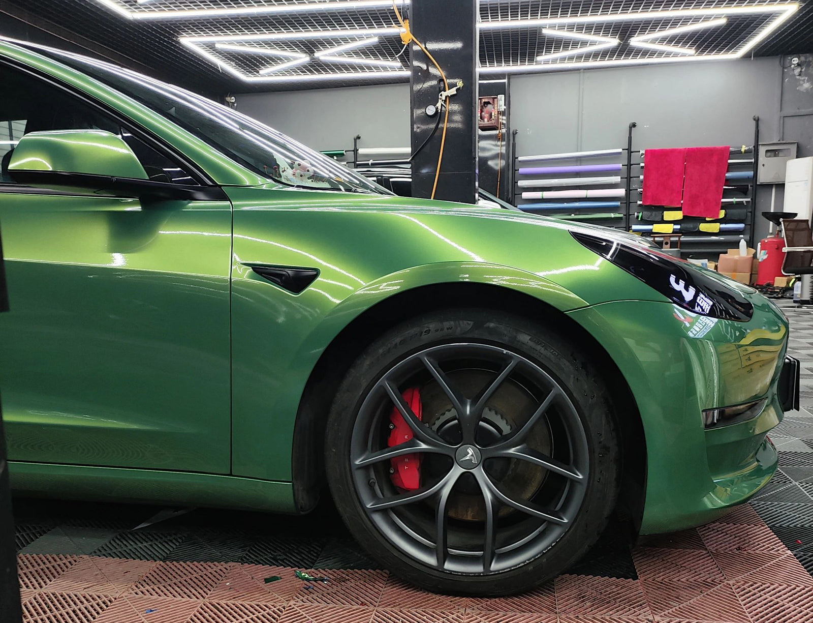 Mallcas™ Glossy Rainbow Green Vinyl Wrap (PET Liner)
