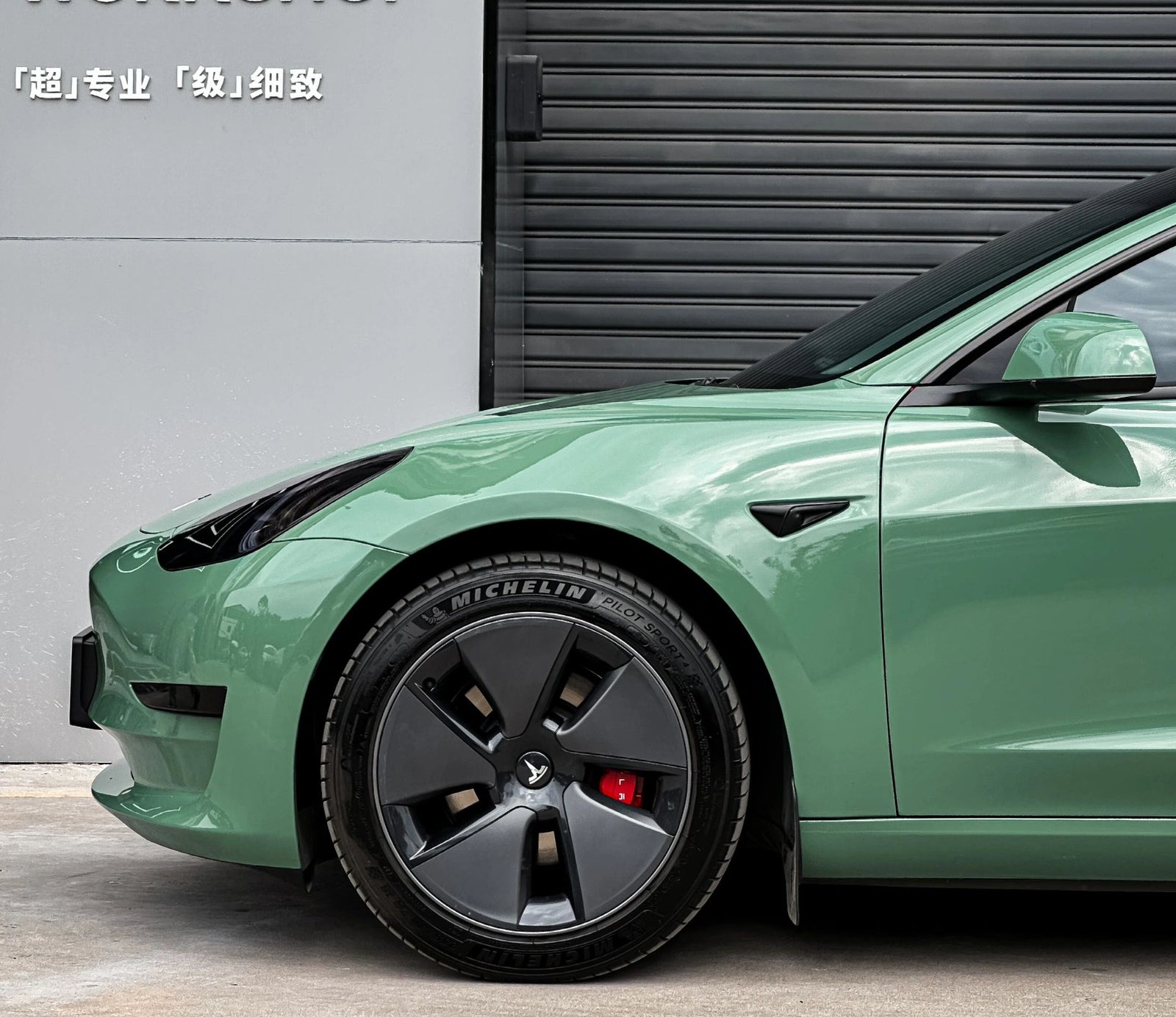 Mallcas™ Glossy Weng Green Vinyl Wrap (PET Liner)