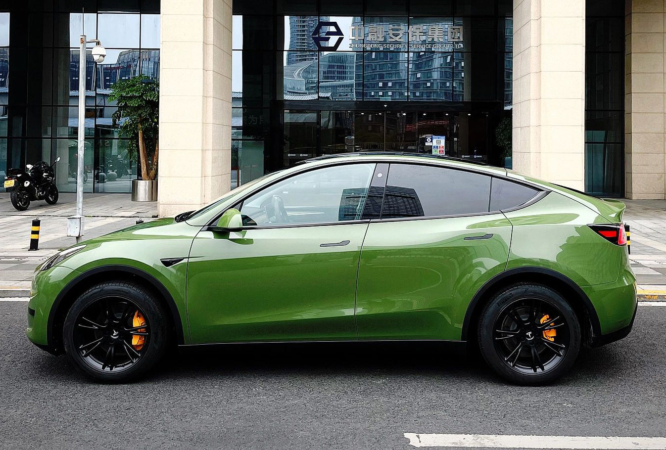 Mallcas™ Glossy Racing Green Vinyl Wrap (PET Liner)