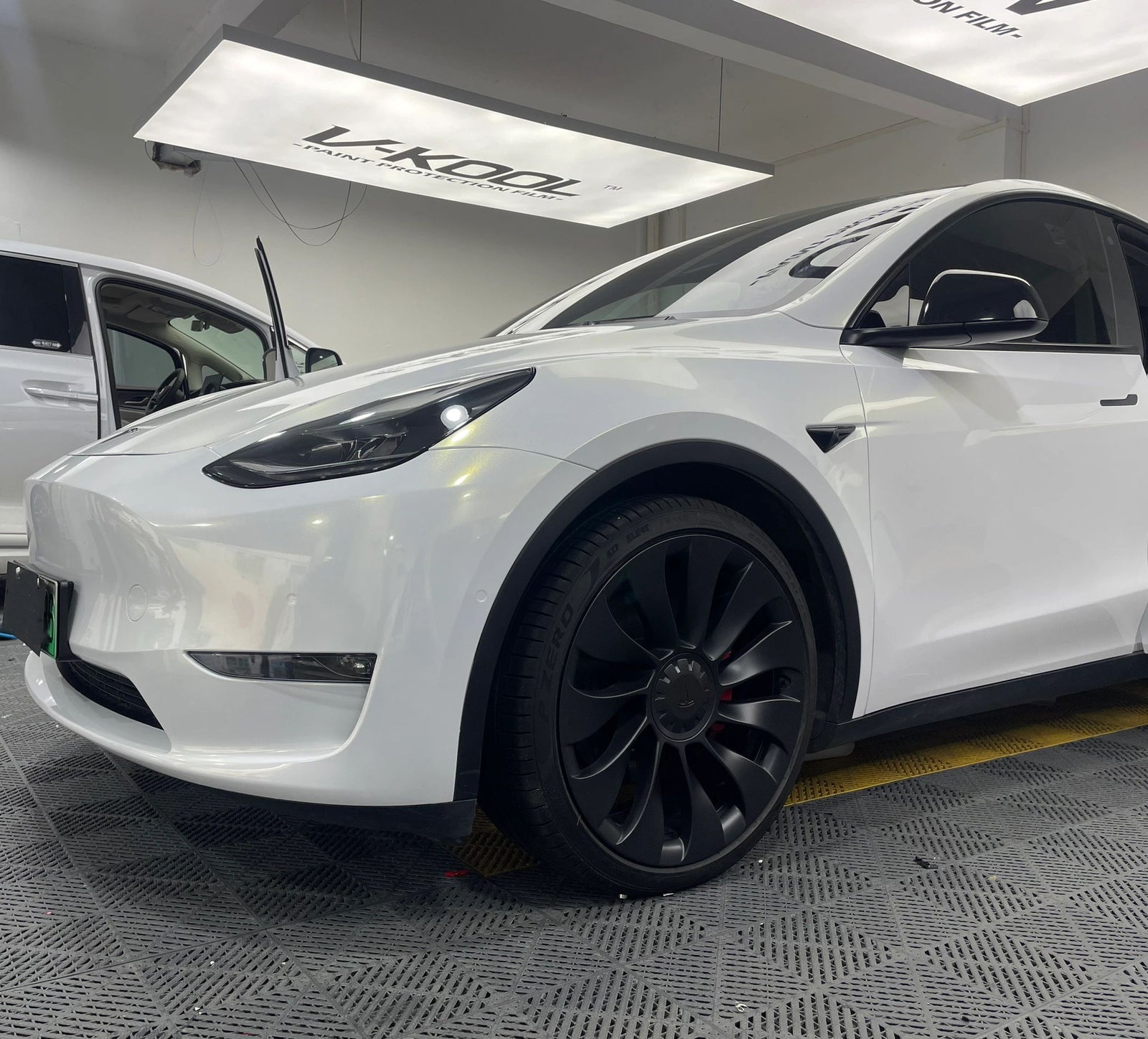 Mallcas™ Glossy  Diamond Gold White Vinyl Wrap (PET Liner)