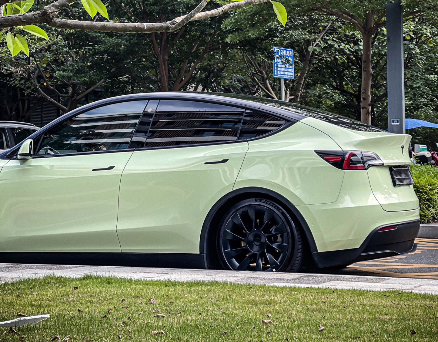 Mallcas™ Glossy Pearl Avocado Green Vinyl Wrap (PET Liner)