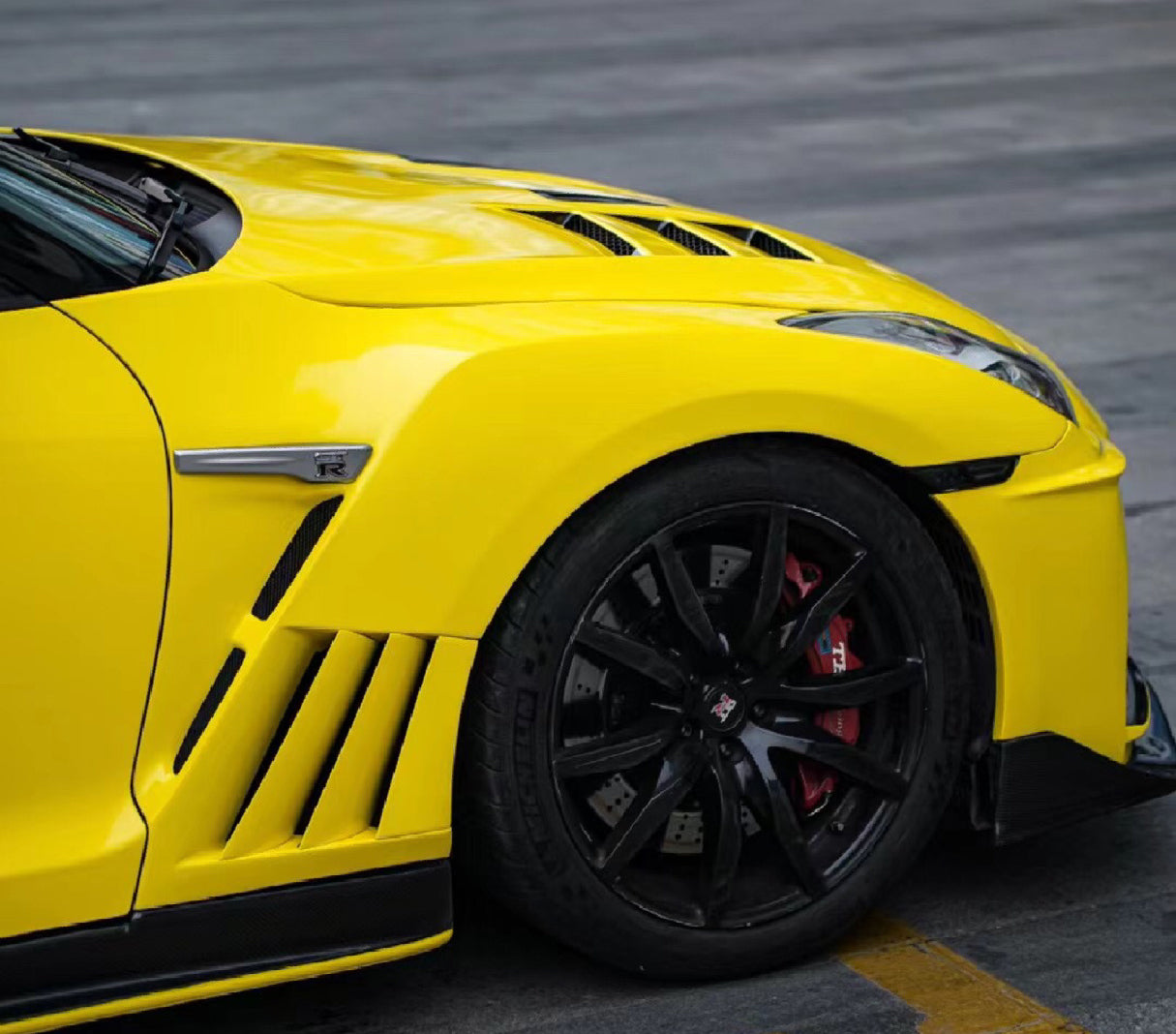 Mallcas™ Glossy Maize Yellow Vinyl Wrap (PET Liner)