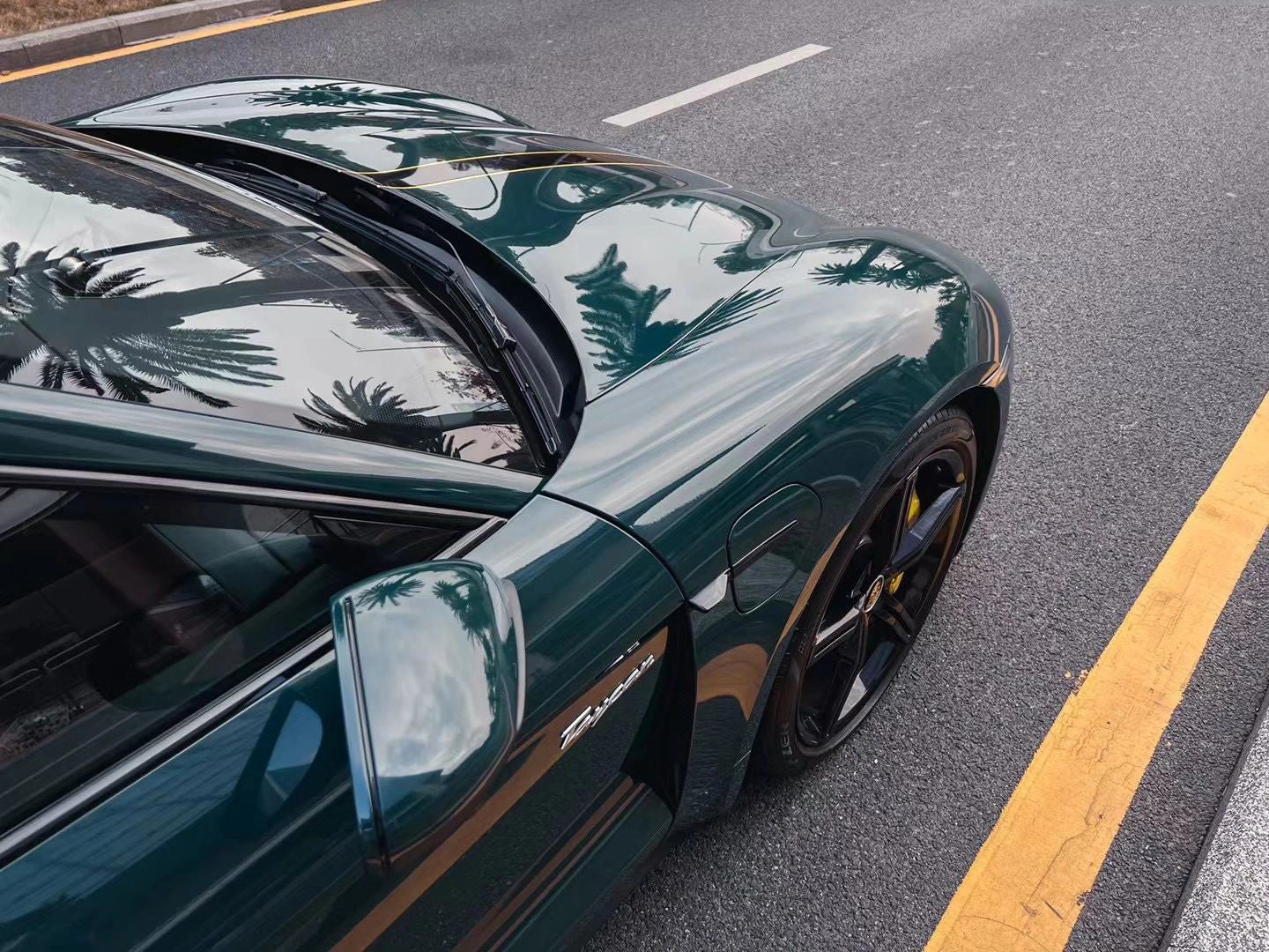 Mallcas™ Glossy Mohsen Green Vinyl Wrap (PET Liner)