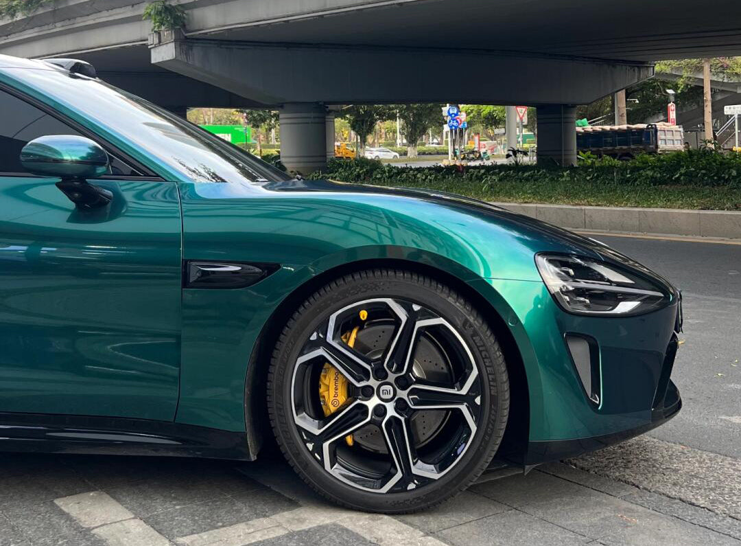 Mallcas™ Glossy Metallic Parrot Green Vinyl Wrap (PET Liner)